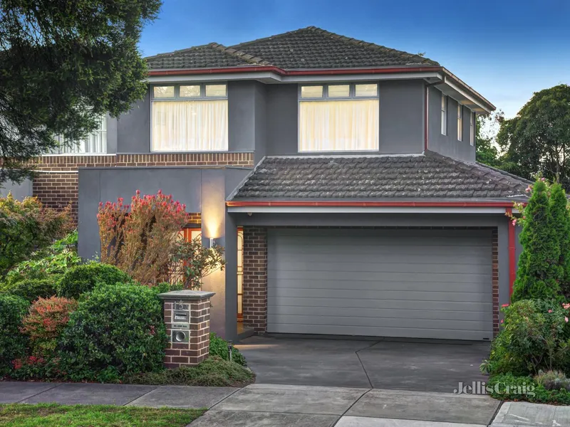 Low maintenance style in pivotal position