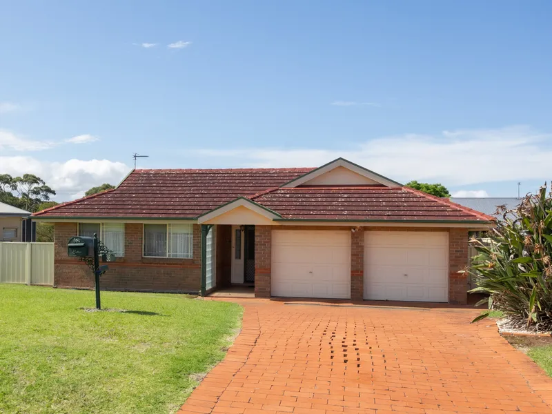 Single level Mollymook residence with side access!