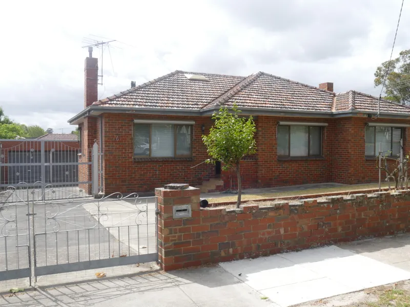 SPACIOUS & WELL MAINTAINED HOME IN CENTRAL OAKLEIGH