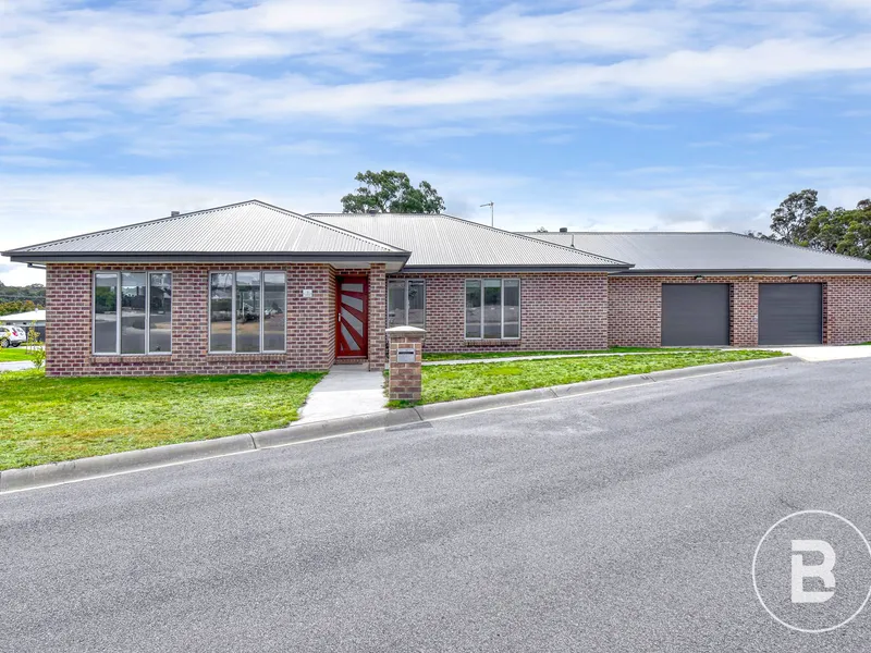 LOW MAINTENANCE MODERN HOME WITH AMPLE SIDE ACCESS