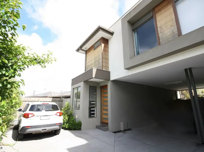 STYLISH NEARLY NEW TOWNHOUSE IN SPRINGVALE