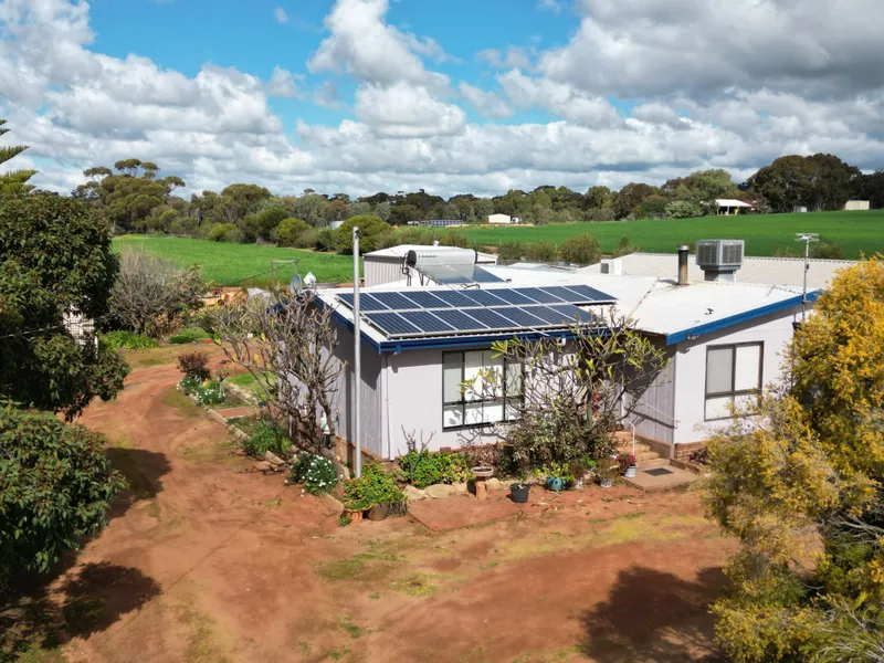 CONVENIENT, COMFORTABLE, COUNTRY LIFESTYLE - AFFORDABLE PRICE!