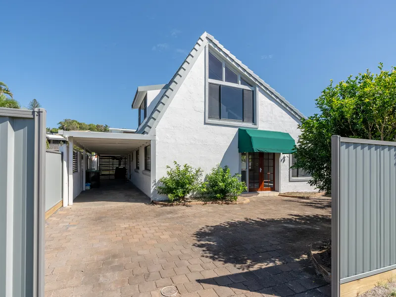 Short Stroll to Beach and Vibrant Centre of Lennox