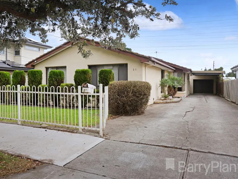 Positioned in a highly sought-after pocket of Albion in a quiet cul-de-sac with a beautiful tree lined street.