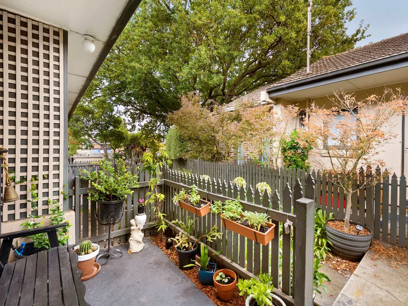 STYLISH SINGLE LEVEL  Stylishly Single Level With L/U Garage