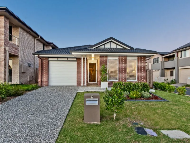 LUXURY LOWSET LIVING - OPPOSITE PARKLAND