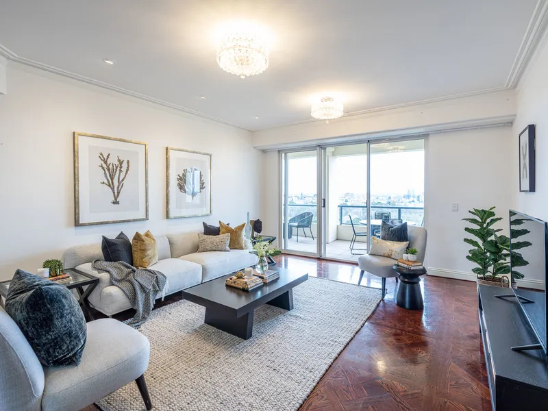 Perfectly positioned park side apartment with panoramic views