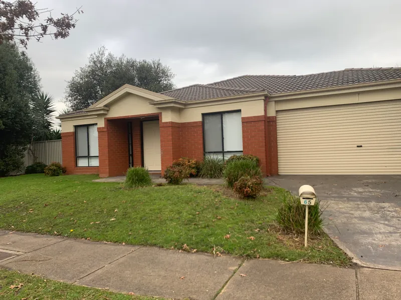 4 BEDROOM FAMILY HOME - LAKESIDE PAKENHAM