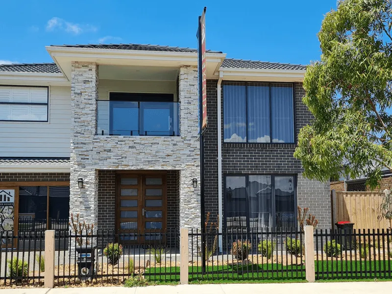 LUXURY AND CLASS ALL IN ONE DISPLAY HOME FOR RENT NOW!