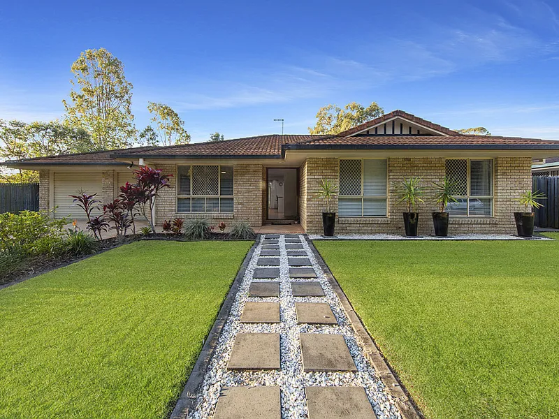 DELIGHTFUL FAMIL Y HOME - NESTLED IN A PEACEFUL WELLINGTON POINT POCKET