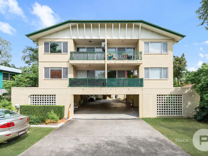 Leafy Fully Fenced Courtyard Ideal for Alfresco Entertaining