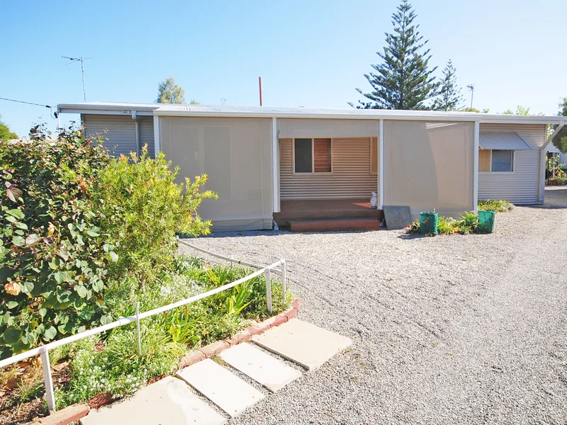 Neat and tidy 3 x 1 close to ocean