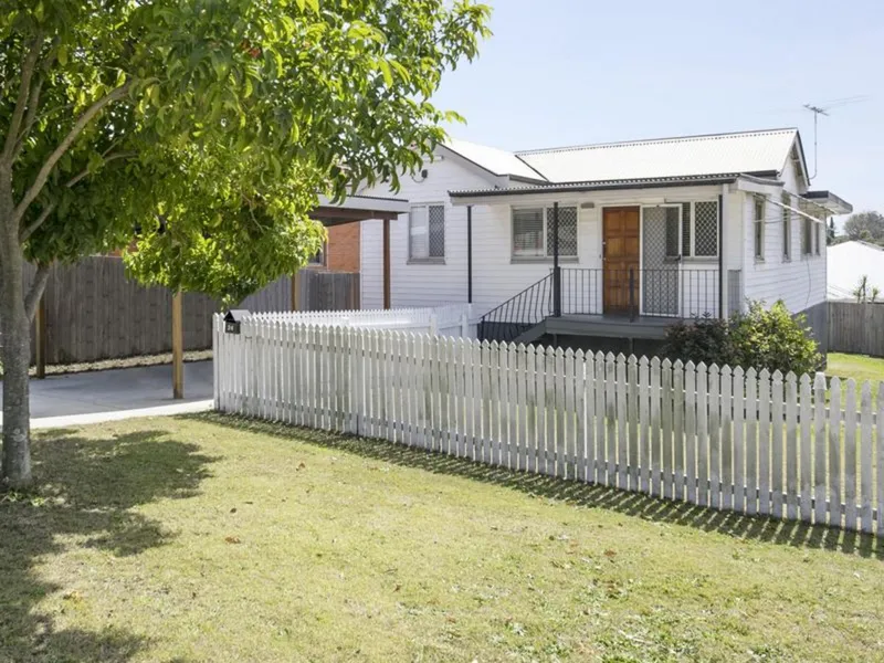 Walk 400m to Darra Station, Shops and Restaurants