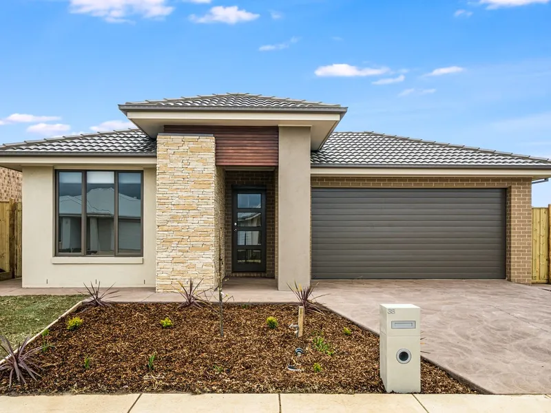 Stunning Family Home In The Bay Breeze Estate!!