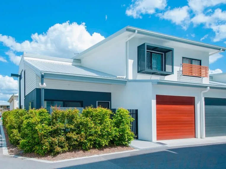 Furnished Luxury Townhouse in Top Location with high rental Return!