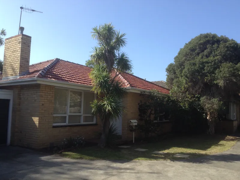 LARGE 2 BEDROOM WITH SUNNY BACKYARD