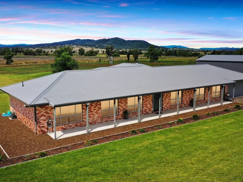 SPACIOUS MODERN HOME & SHED ON ACRES