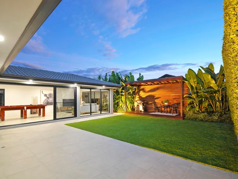 Large Family Retreat, Dual Living Possibilities - Steps to the estuary