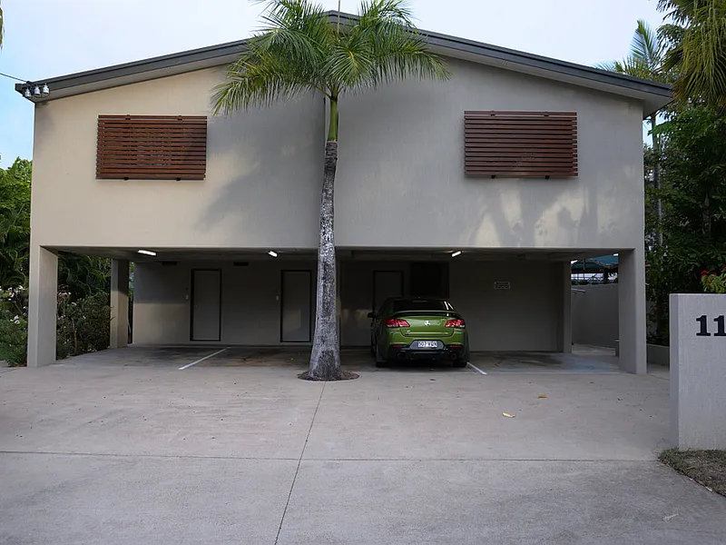 UNFURNISHED UNIT CLOSE TO CANNONVALE BEACH!