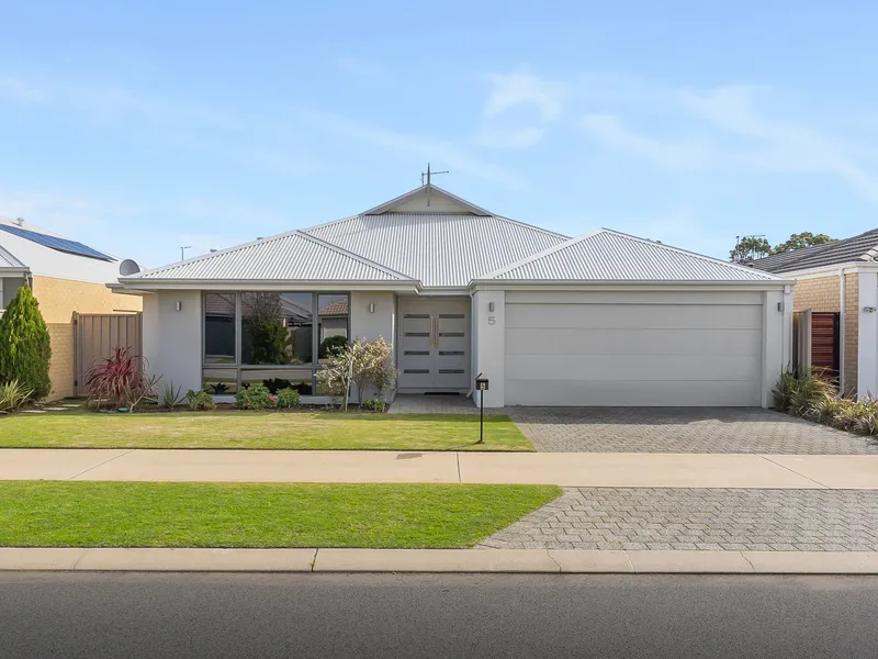 OUTSTANDING MODERN AND MAINTENANCE FREE LIVING