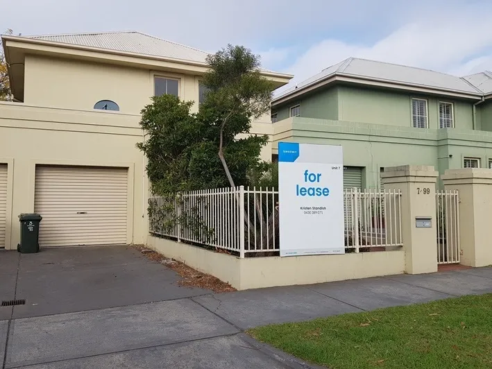 PRIME LOCATION ON THE STRAND, THREE BEDROOM TOWNHOUSE