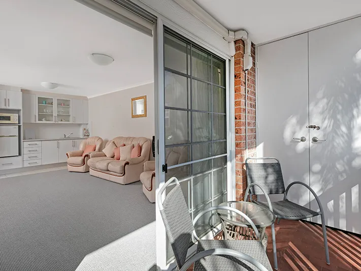 Stylish and sunny serviced apartment