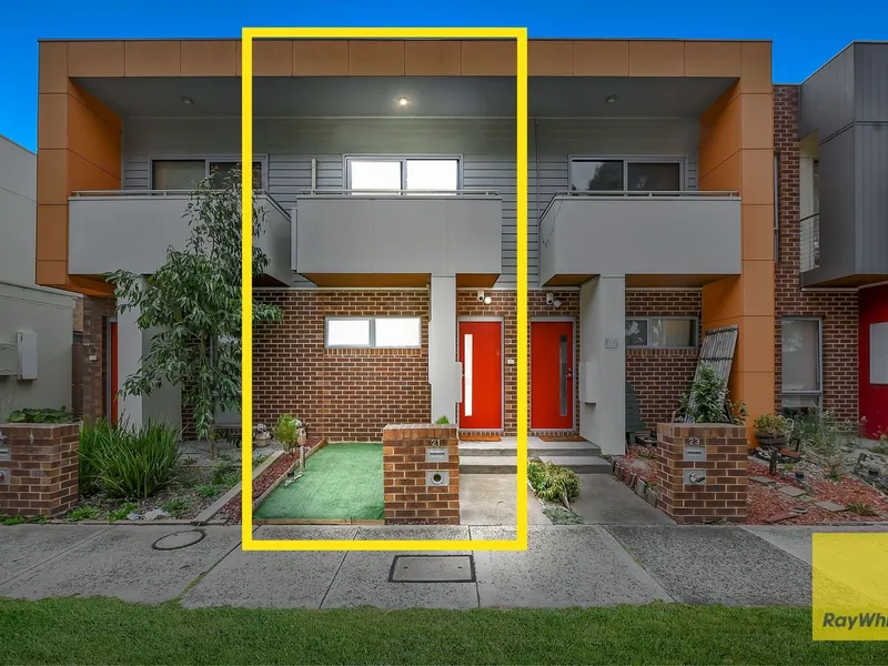 IMMACULATE LOW MAINTENANCE LIVING WITH NO BODY CORP!!