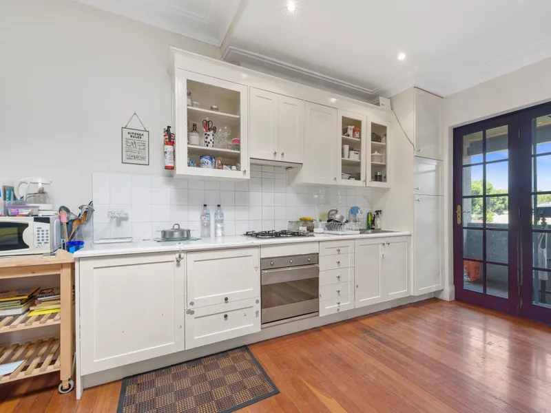 Open-plan 1 bedroom + study apartment in the heart of Woollahra