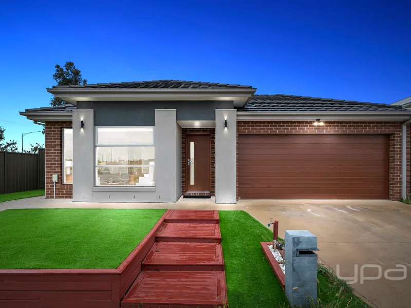 FAMILY HOME - WALKING DISTANCE TO OPALIA SHOPPING CENTRE
