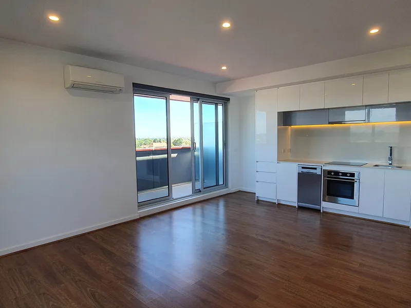 TOP FLOOR 2 BEDROOM APARTMENT IN OAKLEIGH