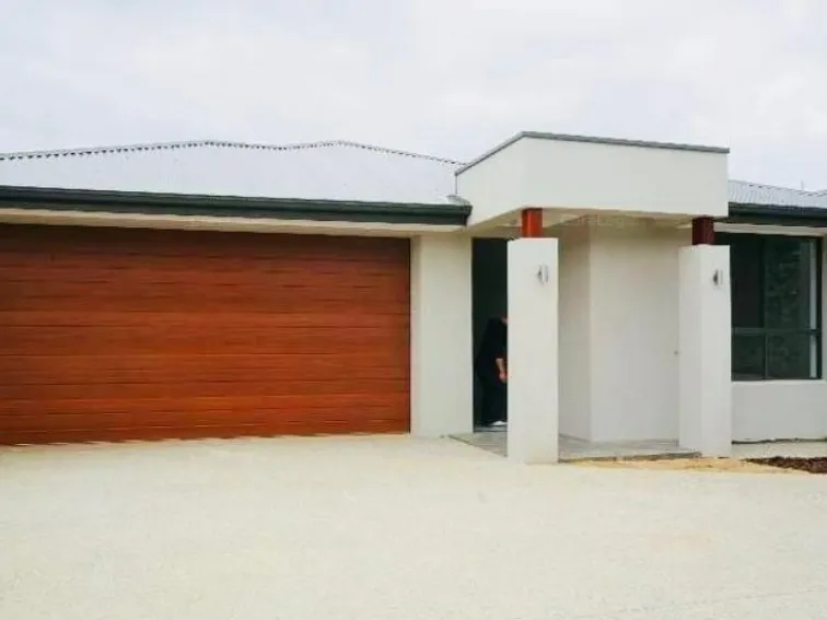 Luxury 3 Bedrooms Family Home In Prime Location!!