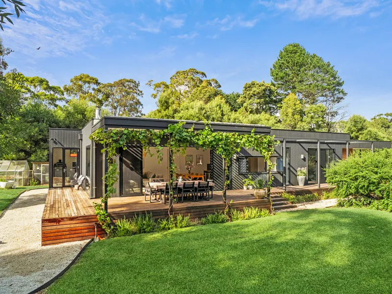 A CONTEMPORARY ENTERTAINER IN A PEACEFUL SETTING