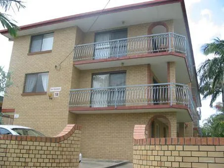 Spacious 2 bedroom Unit in Great Location
