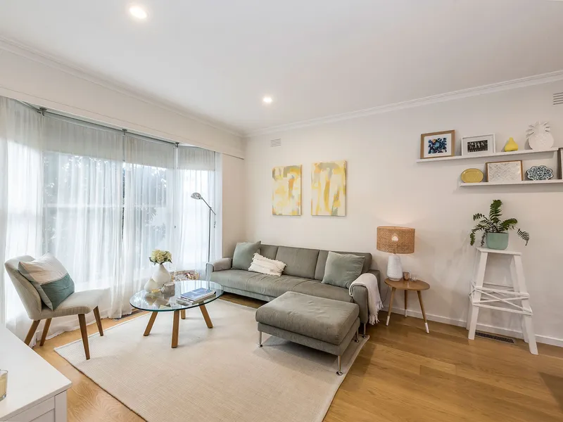 TOTALLY RENOVATED SUNDRENCHED UNIT IN SMALL BLOCK WALKING DISTANCE TO HAMPTON STREET SHOPS COK