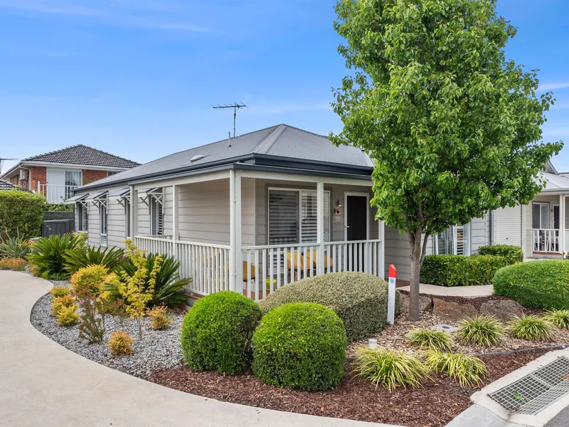 Lifestyle Geelong -Sunny, light & bright with a beautiful, landscaped garden! Entertain your friends or just relax and read a great book, on the deck!