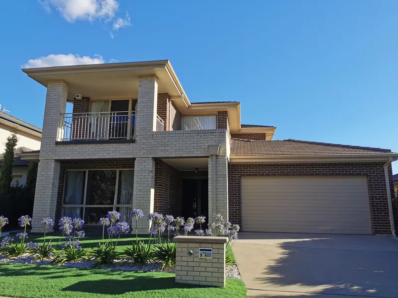 Large luxurious double story house with 4 bedrooms plus study is available in Franklin