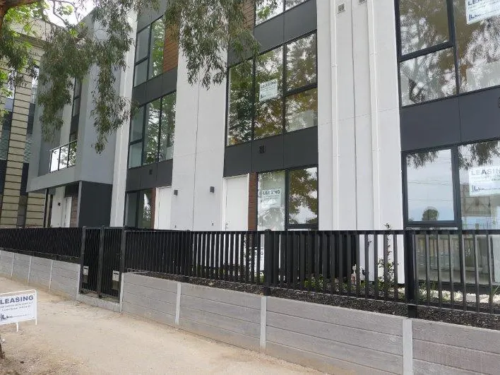 NEAR NEW TOWNHOUSE WITH SENSATIONAL SPACE AND SUNLIGHT.