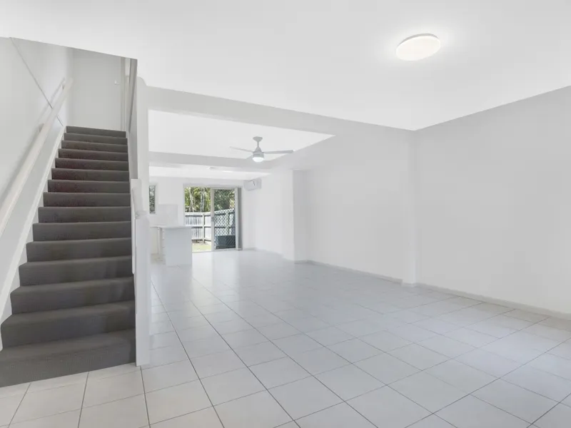 REFURBISHED 3 BEDROOM TOWNHOUSE - WALK TO KIRRA BEACH - ON SITE MANAGER