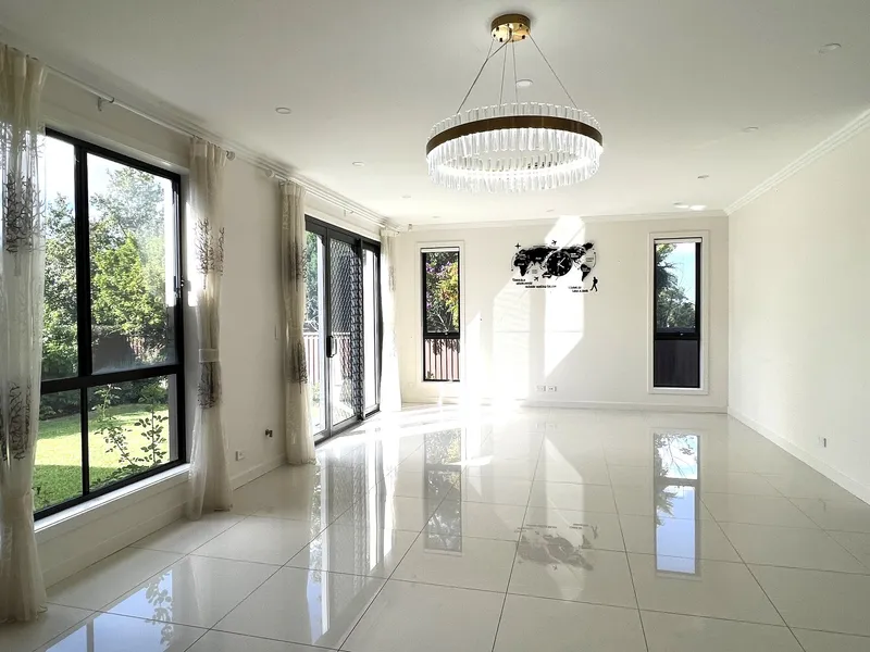 Customized Extraordinary 6 Bedrooms 3.5 Bathrooms