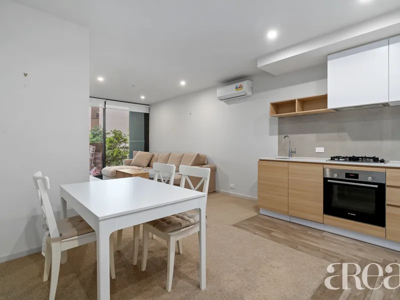 Conveniently Located 2 Bedroom Apartment with Car Park in Caulfield!