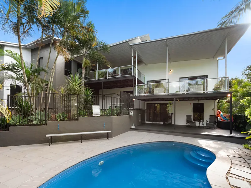 Multiple living, 4 separate decks, 400+ sqm under roof!