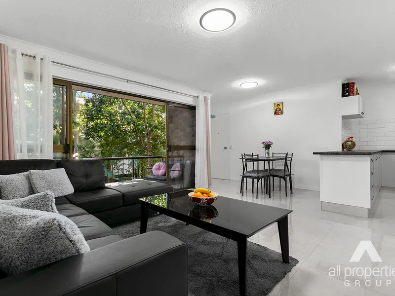 Stunning renovation, 1 min from the water. Cute as a button, great returns!