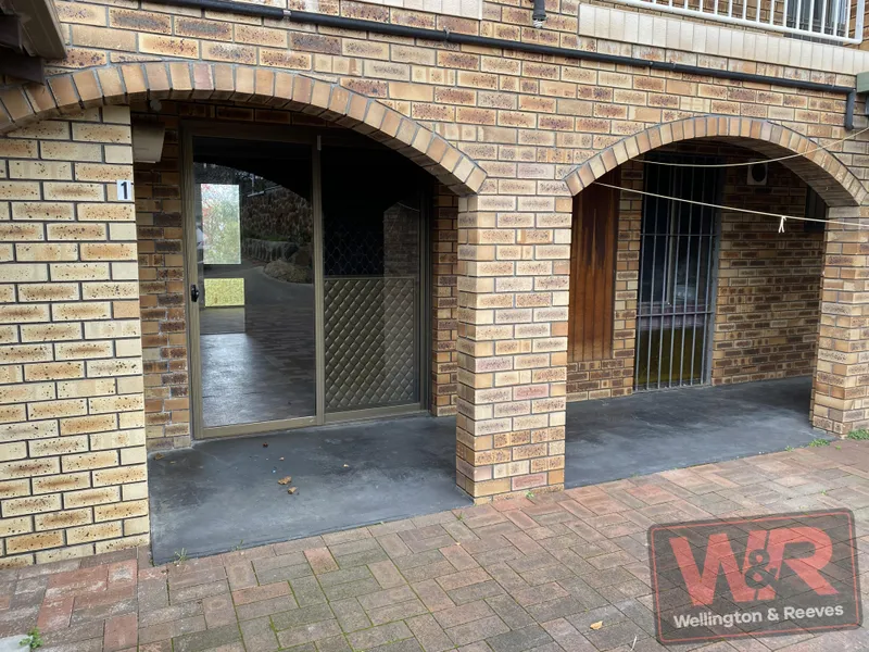 Downstairs Unit, easy walk to York St