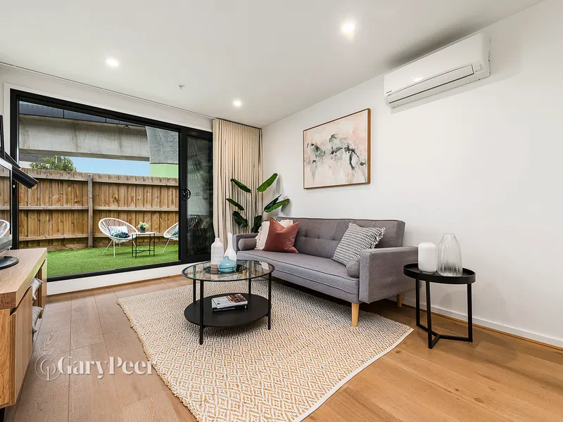 Spacious single bedroom apartment with big courtyard!