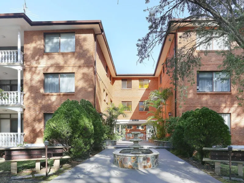 Spacious double brick apartment 3 Bedroom For Lease