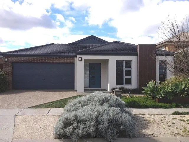 Stylish and Sleek EX - Display Featherbrook Estate