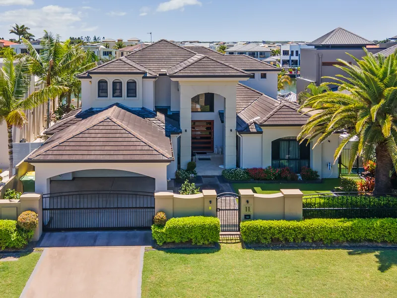 NORTH FACING - CLASSICALLY STYLISH - 5 BEDROOMS 
