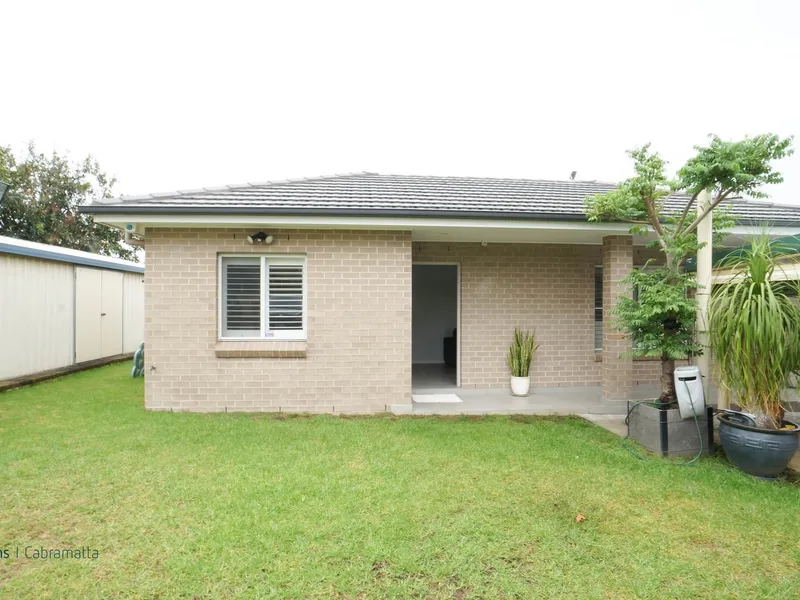 NEAR NEW GRANNY FLAT