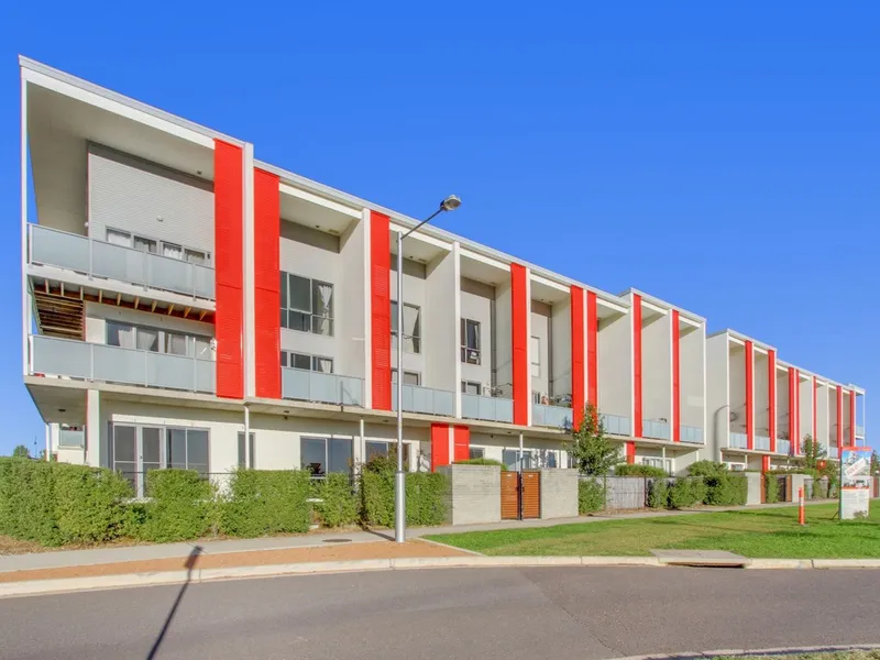 One Bedroom Apartment within walking distance to the Lightrail