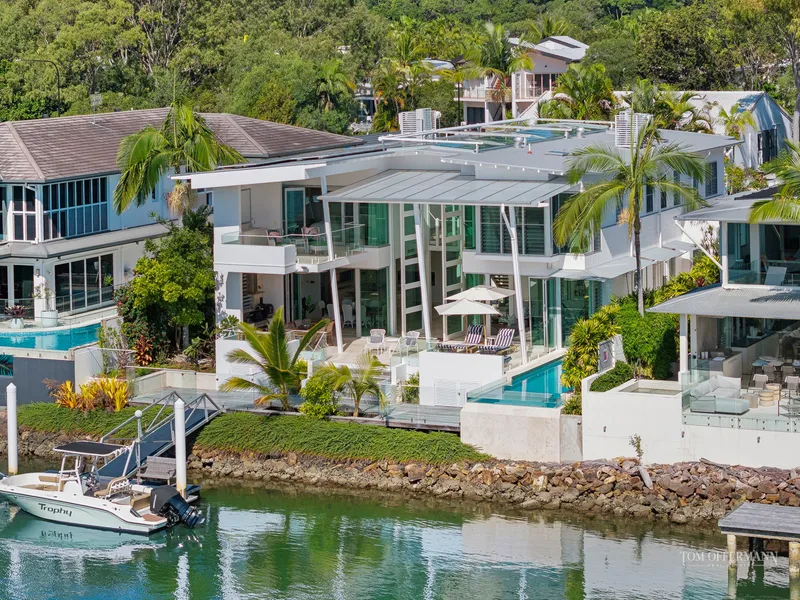 Heading Irresistible & Indulgent Noosa Parade Waterfront, 2-Mins to Hastings Steet & Beyond Expectations